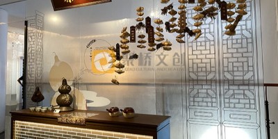 紅色紀念館展示內容中，如何進行人物塑造與故事敘述？